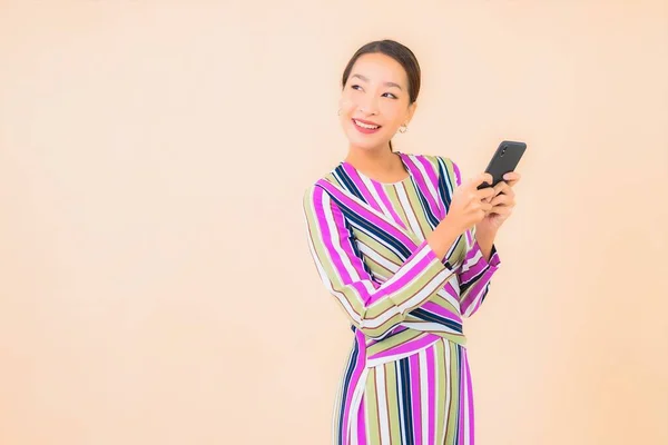 Portré Gyönyörű Fiatal Ázsiai Használ Okos Mobiltelefon Színes Elszigetelt Háttér — Stock Fotó