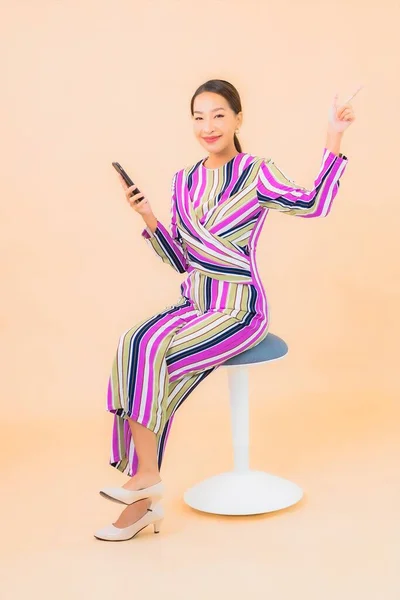 Porträtt Vacker Ung Asiatisk Kvinna Använder Smart Mobiltelefon Färg Isolerad — Stockfoto