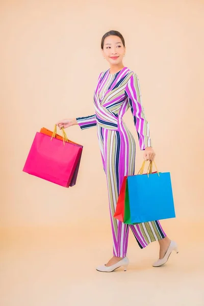 Renkli Alışveriş Çantalı Güzel Bir Asyalı Kadın Portresi — Stok fotoğraf