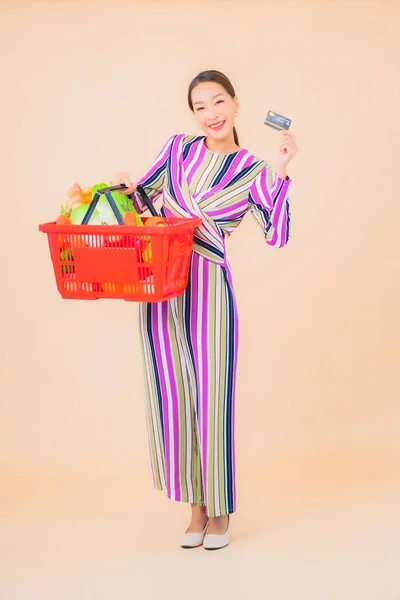 Retrato Bela Jovem Mulher Asiática Com Mercearia Cesta Supermercado Cor — Fotografia de Stock