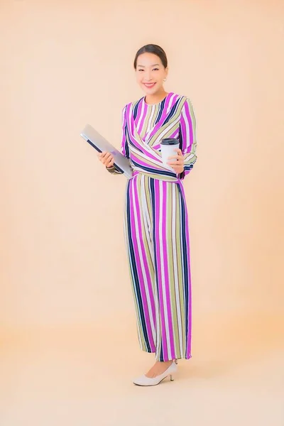 Bilgisayarlı Güzel Asyalı Kadın Portresi Renkli Izole Edilmiş Arka Plan — Stok fotoğraf