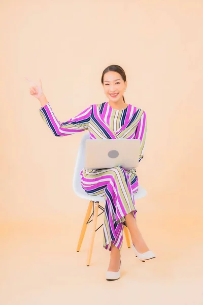 Retrato Hermosa Joven Asiática Mujer Con Computadora Portátil Color Aislado — Foto de Stock