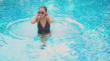 Yaz tatili sırasında havuzda dinlenen Asyalı kadının görüntüleri