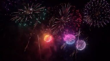 Gece gökyüzünde patlayan havai fişeklerin yakın çekim görüntüleri.