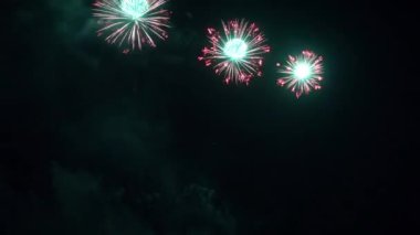 Gece gökyüzünde patlayan havai fişeklerin yakın çekim görüntüleri.