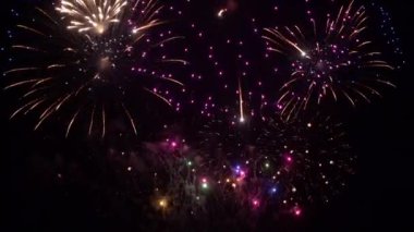 Gece gökyüzünde patlayan havai fişeklerin yakın çekim görüntüleri.