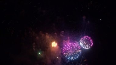 Gece gökyüzünde patlayan havai fişeklerin yakın çekim görüntüleri.