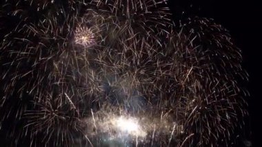 Gece gökyüzünde patlayan havai fişeklerin yakın çekim görüntüleri.
