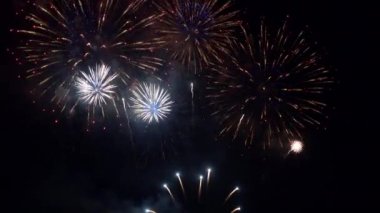 Gece gökyüzünde patlayan havai fişeklerin yakın çekim görüntüleri.