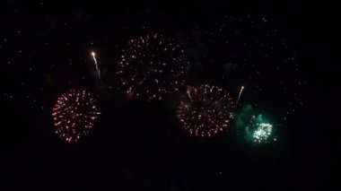 Gece gökyüzünde patlayan havai fişeklerin yakın çekim görüntüleri.