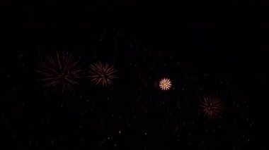 Gece gökyüzünde patlayan havai fişeklerin yakın çekim görüntüleri.