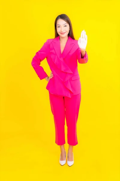 Porträt Schöne Junge Asiatische Frau Lächeln Aktion Auf Gelbem Hintergrund — Stockfoto