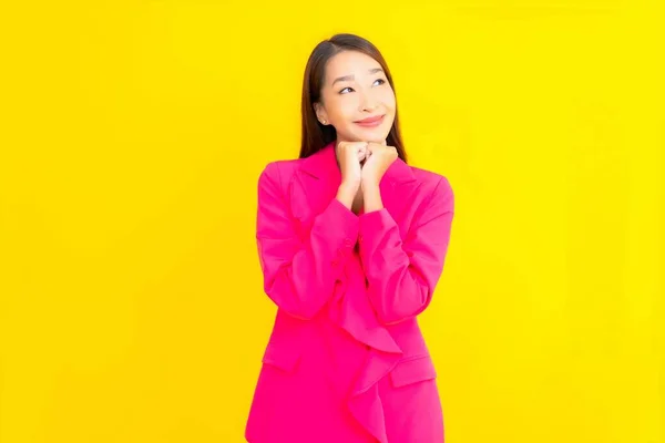 Portret Mooie Jonge Aziatische Vrouw Glimlach Actie Gele Kleur Achtergrond — Stockfoto