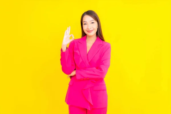 Retrato Hermosa Joven Asiática Mujer Sonrisa Acción Sobre Amarillo Color — Foto de Stock