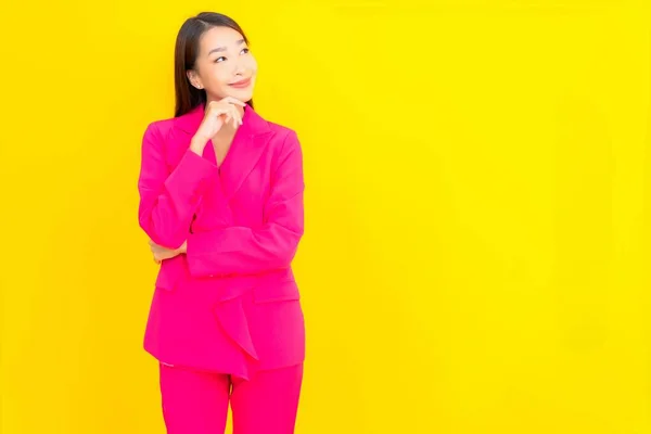 Portret Mooie Jonge Aziatische Vrouw Glimlach Actie Gele Kleur Achtergrond — Stockfoto