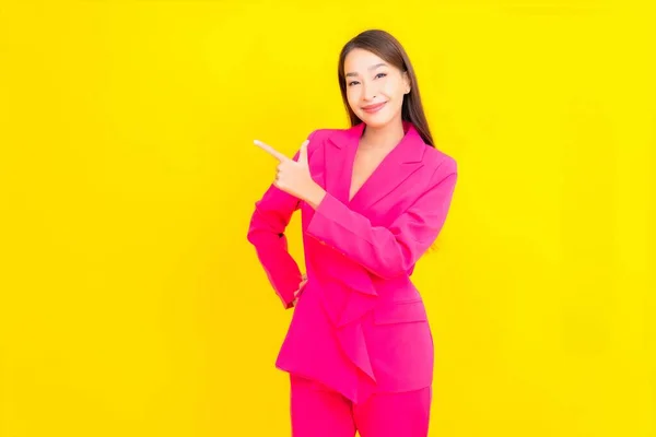 Portret Mooie Jonge Aziatische Vrouw Glimlach Actie Gele Kleur Achtergrond — Stockfoto