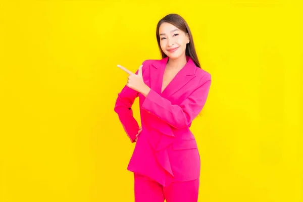 Retrato Bonito Jovem Asiático Mulher Sorriso Ação Cor Amarela Fundo — Fotografia de Stock