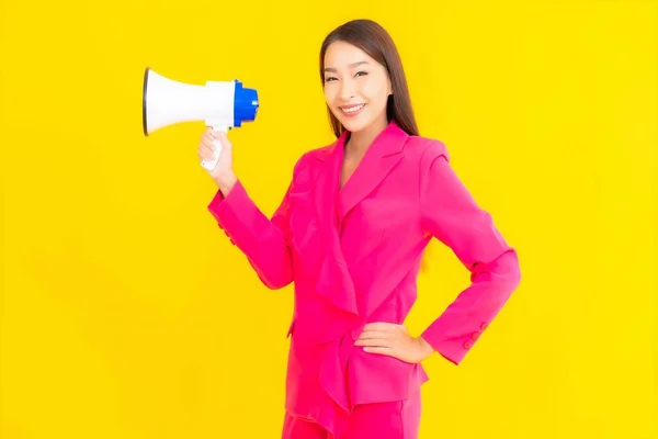 Portret Mooie Jonge Aziatische Vrouw Met Megafoon Voor Communicatie Geel — Stockfoto
