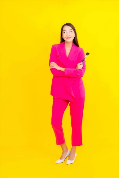 Porträtt Vacker Ung Asiatisk Kvinna Med Make Borste Gul Isolerad — Stockfoto