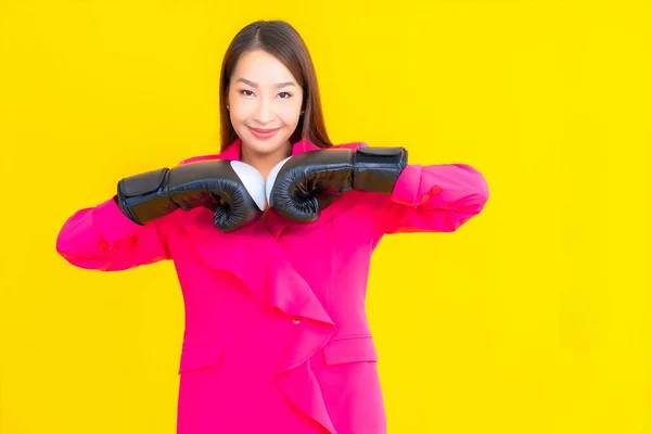 Sarıya Boks Yapmış Güzel Bir Asyalı Kadın Portresi — Stok fotoğraf