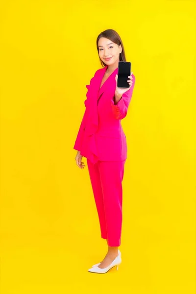 Портрет Красивая Молодая Азиатская Женщина Использовать Смартфон Желтом Цвете Изолированный — стоковое фото
