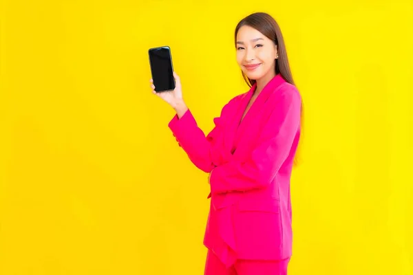 Portré Gyönyörű Fiatal Ázsiai Használ Okos Mobiltelefon Sárga Színű Elszigetelt — Stock Fotó