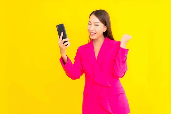 Portret Piękna Młoda Azjatycka Kobieta Używać Inteligentny Telefon Komórkowy Żółtym — Zdjęcie stockowe