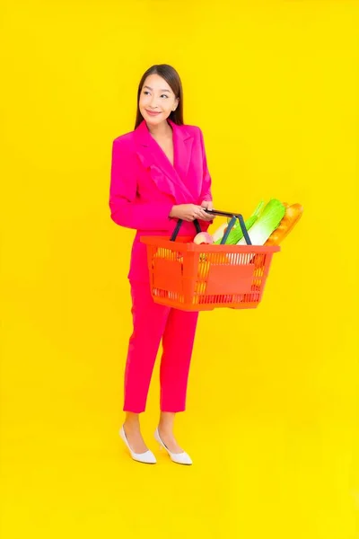 Porträt Schöne Junge Asiatische Frau Mit Korb Oder Einkaufswagen Und — Stockfoto