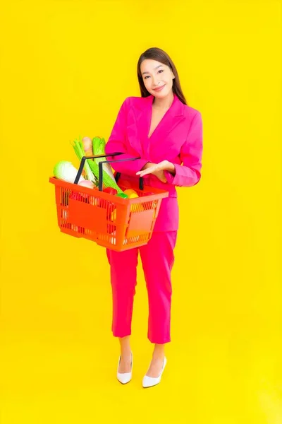 천연색 배경으로 슈퍼마켓에서 바구니나 식료품을 가지고 아름다운 아시아 여인의 — 스톡 사진
