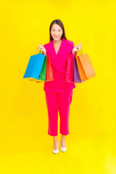 色彩艳丽的年轻亚洲女子 背景图片 色彩艳丽的购物袋 — 图库照片