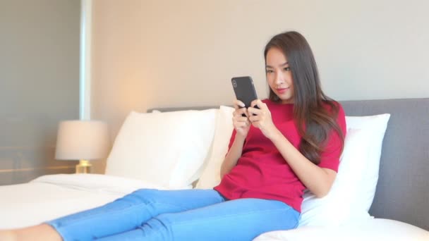 Material Archivo Hermosa Joven Mujer Asiática Utilizando Teléfono Inteligente Casa — Vídeo de stock