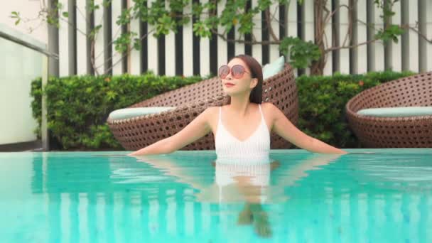 Filmaufnahmen Der Schönen Asiatischen Jungen Frau Beim Entspannen Pool — Stockvideo
