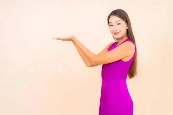 천연색 배경에 행동하고 아름다운 아시아 여자의 — 스톡 사진
