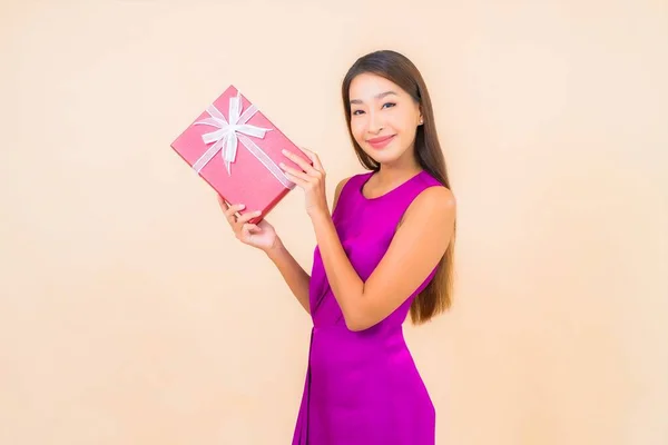 Güzel Bir Asyalı Kadın Portresi Kırmızı Hediye Kutusu Izole Edilmiş — Stok fotoğraf