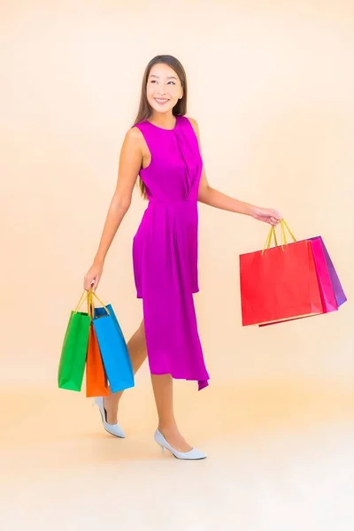 亚洲年轻貌美的女子 背负着色彩斑斓的购物袋 — 图库照片