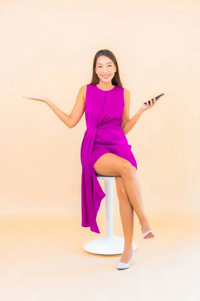 Portret Piękna Młoda Azjatycka Kobieta Używać Inteligentny Telefon Komórkowy Tle — Zdjęcie stockowe
