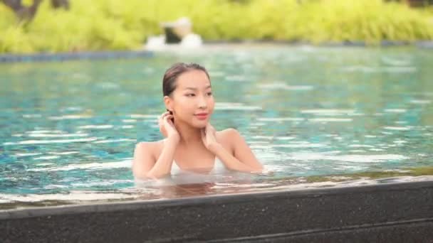 Кадры Красивой Азиатской Молодой Женщины Отдыхающей Бассейне — стоковое видео