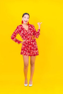 Güzel bir Asyalı kadının portresi Çin 'in yeni yıl konseptinde gülümsüyor. Renkli arka plan üzerine.