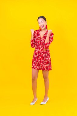 Güzel bir Asyalı kadının portresi Çin 'in yeni yıl konseptinde gülümsüyor. Renkli arka plan üzerine.