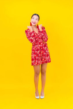 Güzel bir Asyalı kadının portresi Çin 'in yeni yıl konseptinde gülümsüyor. Renkli arka plan üzerine.