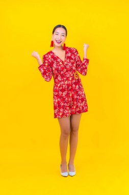 Güzel bir Asyalı kadının portresi Çin 'in yeni yıl konseptinde gülümsüyor. Renkli arka plan üzerine.