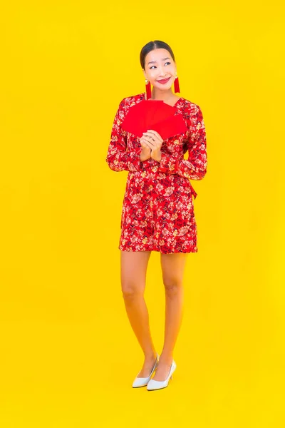 Portret Mooie Jonge Aziatische Vrouw Met Rode Enveloppen Gele Achtergrond — Stockfoto