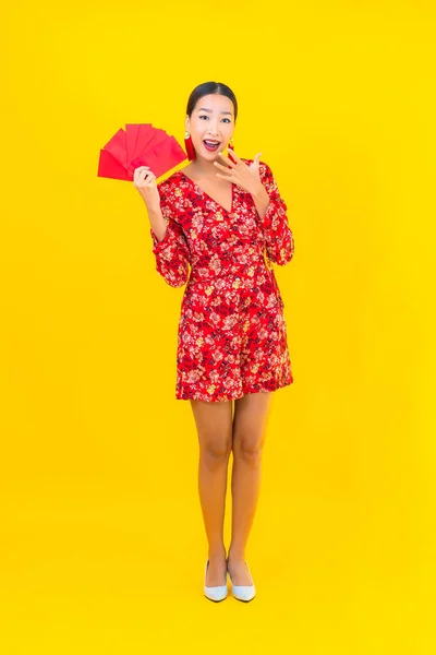 Portrait Beautiful Young Asian Woman Red Envelopes Yellow Background — Stock Photo, Image