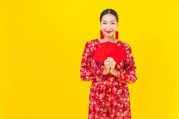 Portrét Krásná Mladá Asijská Žena Červenými Obálkami Žlutém Pozadí — Stock fotografie