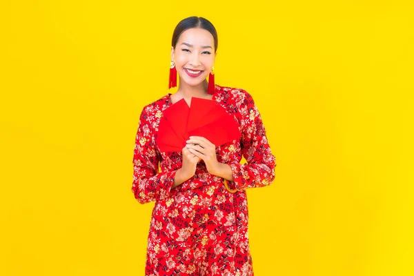 Porträtt Vacker Ung Asiatisk Kvinna Med Röda Kuvert Gul Bakgrund — Stockfoto