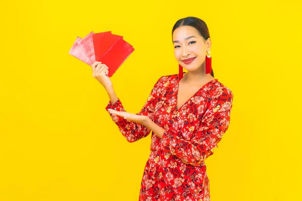 Porträt Schöne Junge Asiatische Frau Mit Roten Umschlägen Auf Gelbem — Stockfoto