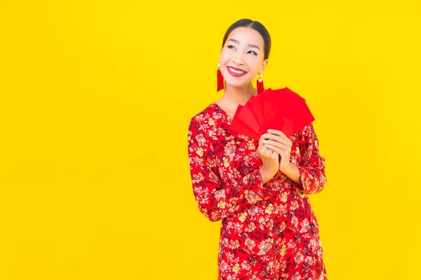 Portret Mooie Jonge Aziatische Vrouw Met Rode Enveloppen Gele Achtergrond — Stockfoto