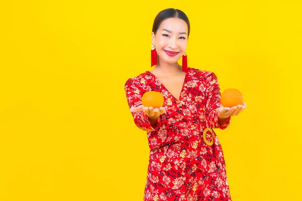 Portrait Belle Jeune Femme Asiatique Avec Des Fruits Orange Sur — Photo