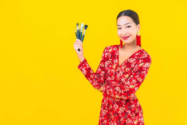 Porträt Schöne Junge Asiatische Frau Mit Make Pinsel Und Kosmetik — Stockfoto