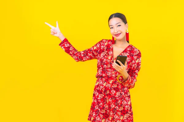 Портрет Красивая Молодая Азиатская Женщина Использовать Смартфон Желтом Фоне Цвета — стоковое фото